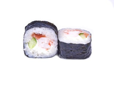 Bir çift futo maki suşisi beyaz üzerine izole edilmiş.