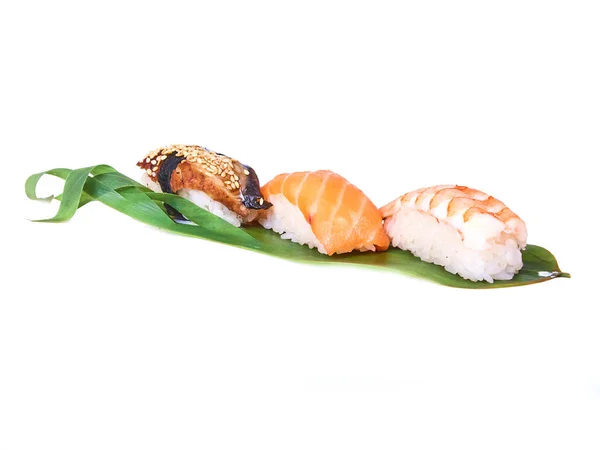 Sushi Rollen Rij Bamboe Blad Geïsoleerd Wit — Stockfoto