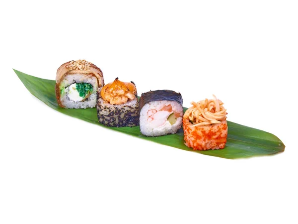 Suşi sırasını bambu yaprağına sarar.