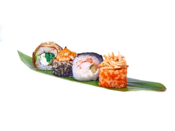 Rangée Rouleaux Sushi Sur Feuille Bambou Isolée Sur Blanc — Photo