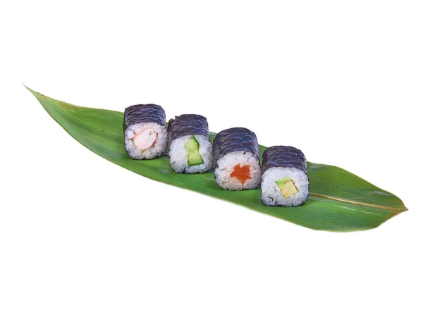 Sushi Rotola Fila Foglia Bambù Isolato Bianco — Foto Stock