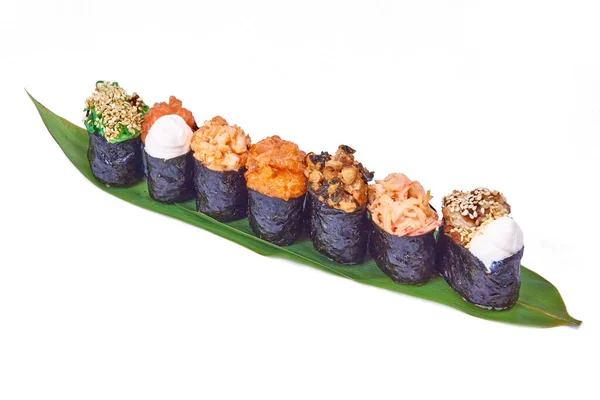 Sushi Rollen Rij Bamboe Blad Geïsoleerd Wit — Stockfoto
