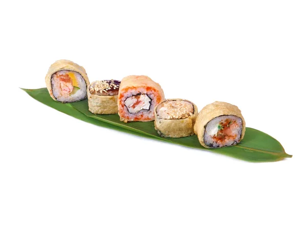 Rangée Rouleaux Sushi Sur Feuille Bambou Isolée Sur Blanc — Photo