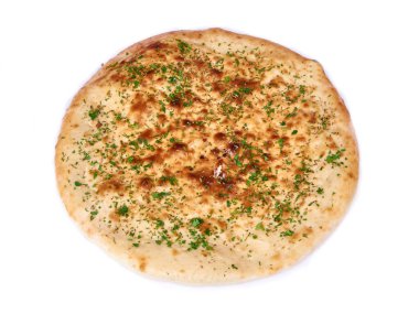 İtalyan Focaccia ekmeği ve beyaz üzerine izole baharatlar.