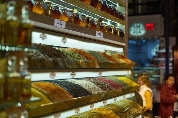 İstanbul Çarşısı 'ndaki baharat dükkanı. Pazar, Türkiye