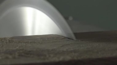 Yel değirmeninin kola, ahşap testere ile kesme