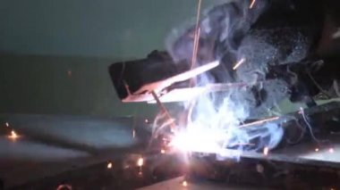 Kaynak işi elektrotlar, yanıp sönen ışıklar, sıcak metal kaynaklardan yayılan kıvılcımlar....