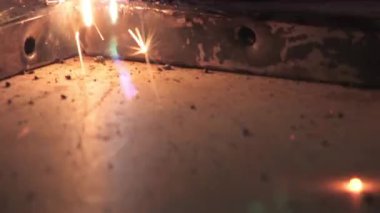 Kaynak işi elektrotlar, yanıp sönen ışıklar, sıcak metal kaynaklardan yayılan kıvılcımlar....