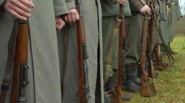 Kaiser 'in eski ordusunun Alman askerleri, ellerinde tüfekler, kemerlerine bağlı miğferler tutuyorlardı. 1914-1918 Birinci Dünya Savaşı 'nın yeniden inşası, genel plan..