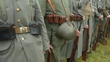 Kaiser 'in eski ordusunun Alman askerleri, ellerinde tüfekler, kemerlerine bağlı miğferler tutuyorlardı. 1914-1918 Birinci Dünya Savaşı 'nın yeniden inşası, genel plan..