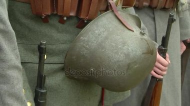 Kaiser 'in eski ordusunun Alman askerleri, ellerinde tüfekler, kemerlerine bağlı miğferler tutuyorlardı. 1914-1918 Birinci Dünya Savaşı 'nın yeniden inşası, yakın plan..