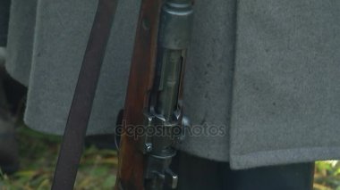 bir Alman askerin elinde bir tüfek