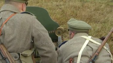 Eski Rus ordusunun iki askerinden oluşan Rus makineli tüfek ekibi Maxim makineli tüfeğine hizmet ediyor. Atış hazırlığı, makineli tüfek bandı. 1914-1918 Birinci Dünya Savaşı 'nın yeniden inşası..