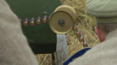 Eski Rus ordusunun iki askerinden oluşan Rus makineli tüfek ekibi Maxim makineli tüfeğine hizmet ediyor. Atış hazırlığı, makineli tüfek bandı. 1914-1918 Birinci Dünya Savaşı 'nın yeniden inşası..
