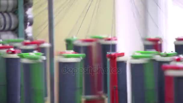 Fabricação Vestuário Com Bobinas Multicoloridas Saindo Fio — Vídeo de Stock