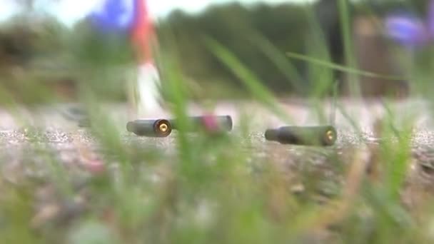 기관총에서 카트리지가 아스팔트 범죄나 폭행의 수집가들에게 총격을 — 비디오