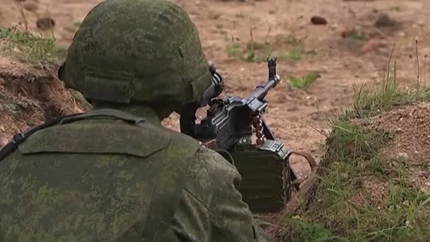 Żołnierz Kamuflażu Celuje Celownik Teleskopowy Okopie Jest Gotów Wystrzelić Karabin — Wideo stockowe