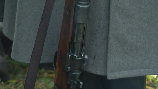 Ein Deutscher Soldat Mit Einem Gewehr Der Hand — Stockvideo