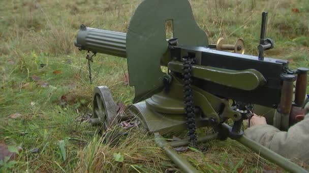 Naast Het Maxim Machinegeweer Ligt Een Dode Russische Machinegeweer Een — Stockvideo