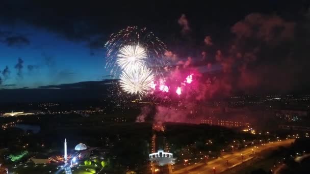 城市上空的节日焰火和夜间焰火 五彩缤纷的灯光 节日庆祝活动的全景 — 图库视频影像