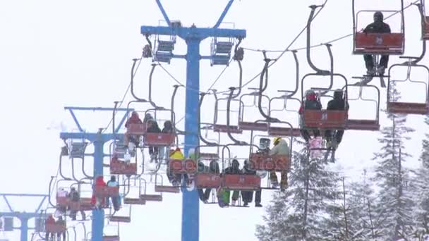 Bergbana Lyfter Turister Och Skidåkare Till Toppen Skidbacken Snöfall Och — Stockvideo