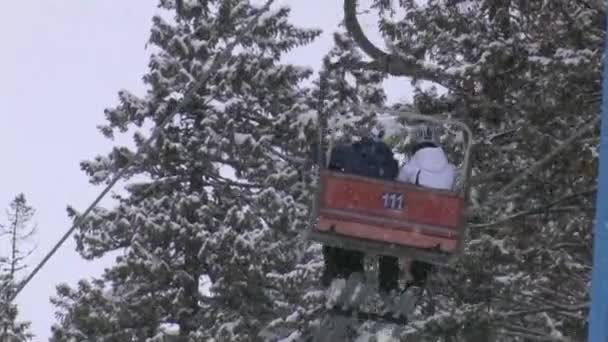 Funicular Munți Ridică Turiștii Schiorii Partea Sus Pârtiei Schi Ninsoare — Videoclip de stoc