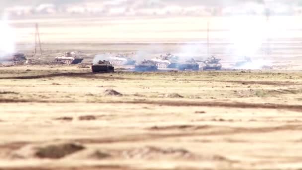 Convoy Militar Moviéndose Través Del Polvo Del Desierto — Vídeos de Stock