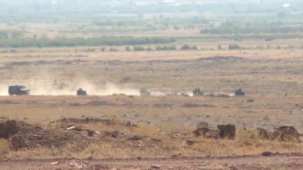 Katonai Convoy Halad Keresztül Sivatagi Porban — Stock videók