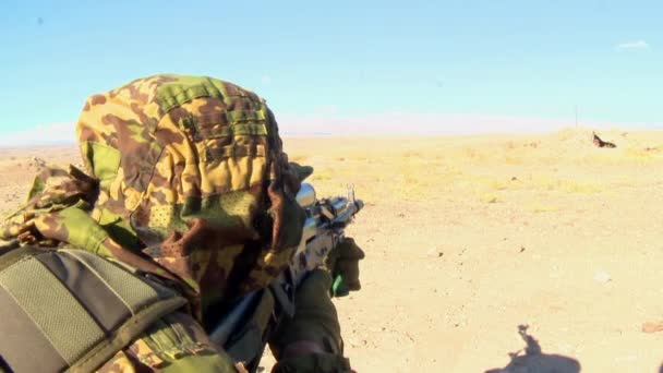 Soldado Militar Apuntando Una Ametralladora Acostado Arena Una Emboscada — Vídeo de stock