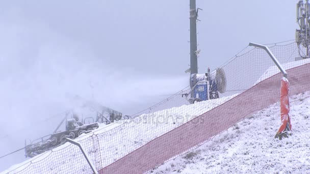 雪の大砲を注ぐスキー斜面 — ストック動画