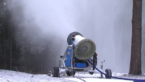雪炮在滑雪斜坡上倾泻积雪6 — 图库视频影像