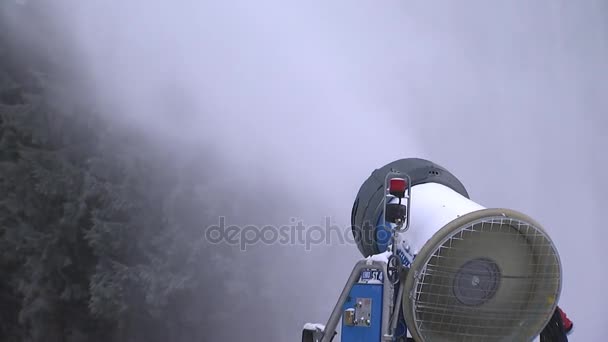 Snökanon Häller Snö Skidbacken — Stockvideo