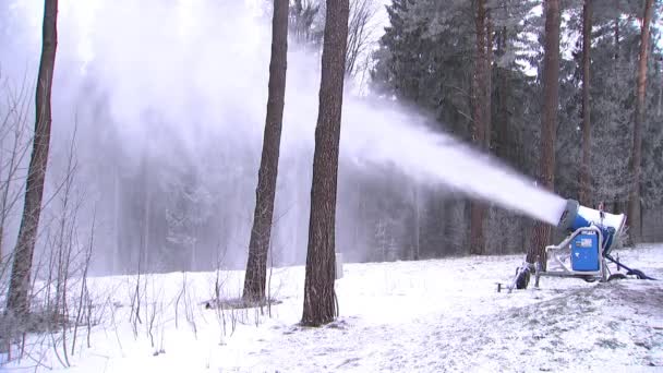 雪炮在滑雪斜坡上倾泻积雪3 — 图库视频影像