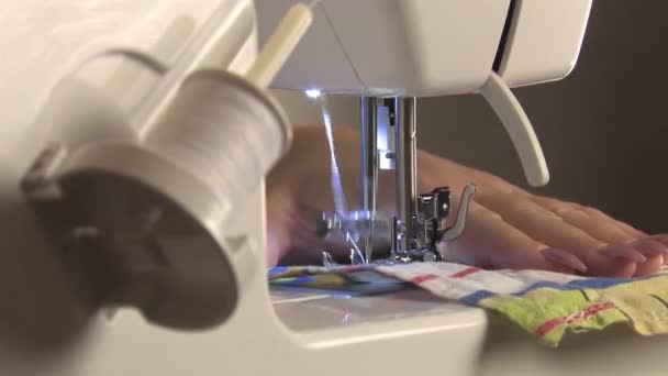 缝纫设备上的女裁缝工 — 图库视频影像