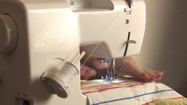 Una Costurera Prepara Una Máquina Coser Cose Tela — Vídeo de stock
