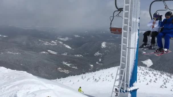 スキー場でスキーヤーがケーブルカーで行く — ストック動画