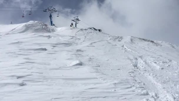 Сноубордист Лыжной Зоне Прыжков Сноуборде Падает Снег — стоковое видео