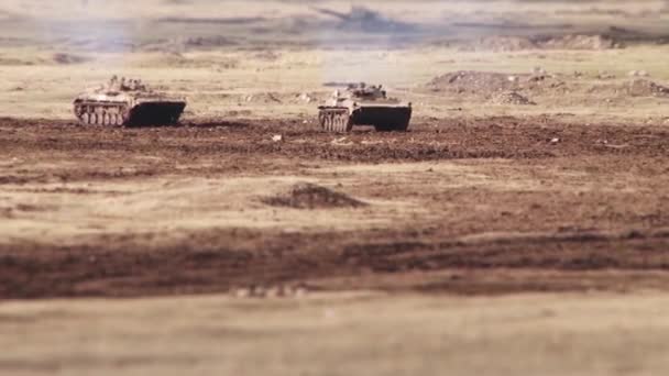 Στρατιωτική Φάλαγγα Κινείται Μέσα Στη Σκόνη Της Ερήμου — Αρχείο Βίντεο