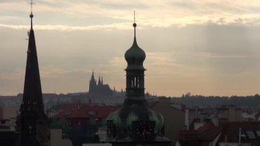 Prag, havadan görünümü, gece sahne, eski kilise