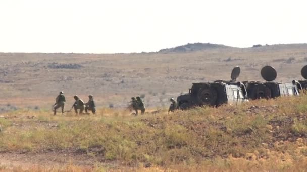Askeri Bir Konvoy Çöldeki Askerler Saldırıya Uğradık Makinenin Içine Yüklenir — Stok video