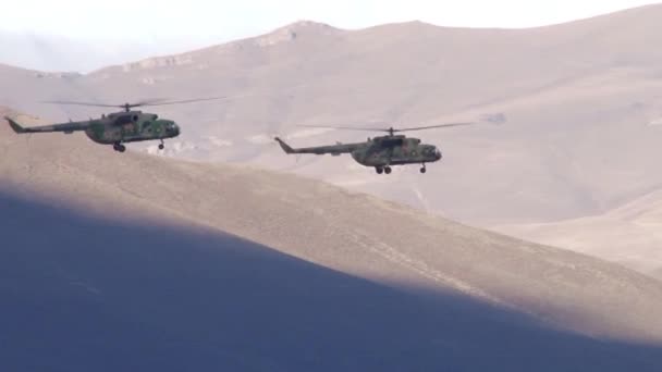 Helicópteros Militares Vuelan Las Montañas Sobre Desfiladero — Vídeo de stock