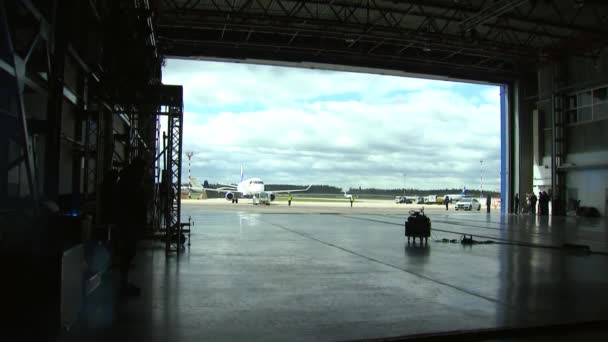Hangar Está Abierto Para Entrada Aviones — Vídeo de stock