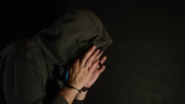 Kelepçeli bir adam bağımlısı burnunu losyonları