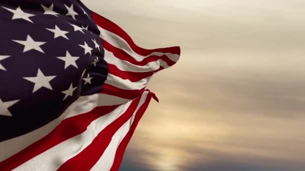 Amerikaanse Vlag Wappert Wind Tegen Zonsondergang Hemel Wolken Tijd Verval — Stockvideo