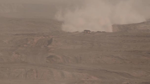 Vehículo Militar Mueve Través Llanura Del Desierto Polvo Sube — Vídeos de Stock