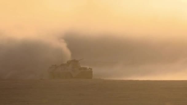 Veículo Militar Atravessa Deserto Chutando Poeira Fundo Montanhas Nascer Sol — Vídeo de Stock