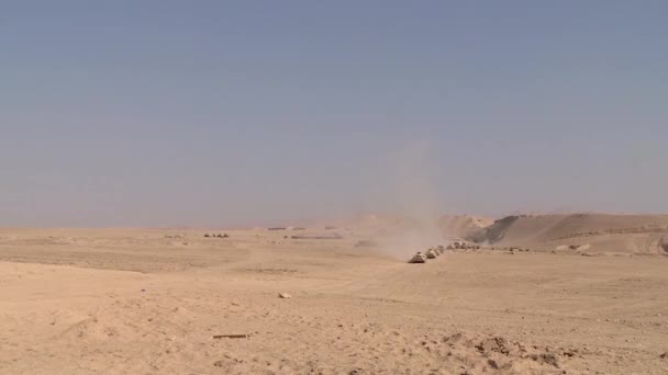 重い車の軍事船団は砂漠を通って乗って ほこりが上昇します 武力紛争地域 — ストック動画