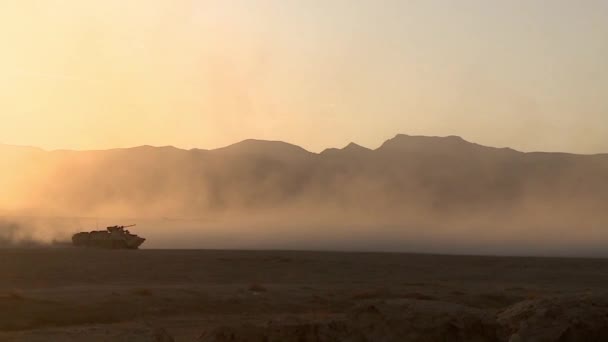 Vojenské Těžké Bojové Vozidlo Projíždí Pouští Zvedá Prach Večerní Slunce — Stock video