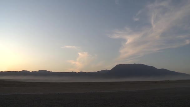 Salida Del Sol Las Montañas Nubes Flotando Lentamente Sobre Las — Vídeo de stock