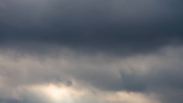 Die Sonnenstrahlen Passieren Die Lücken Den Wolken Bilden Lichtsäulen — Stockvideo